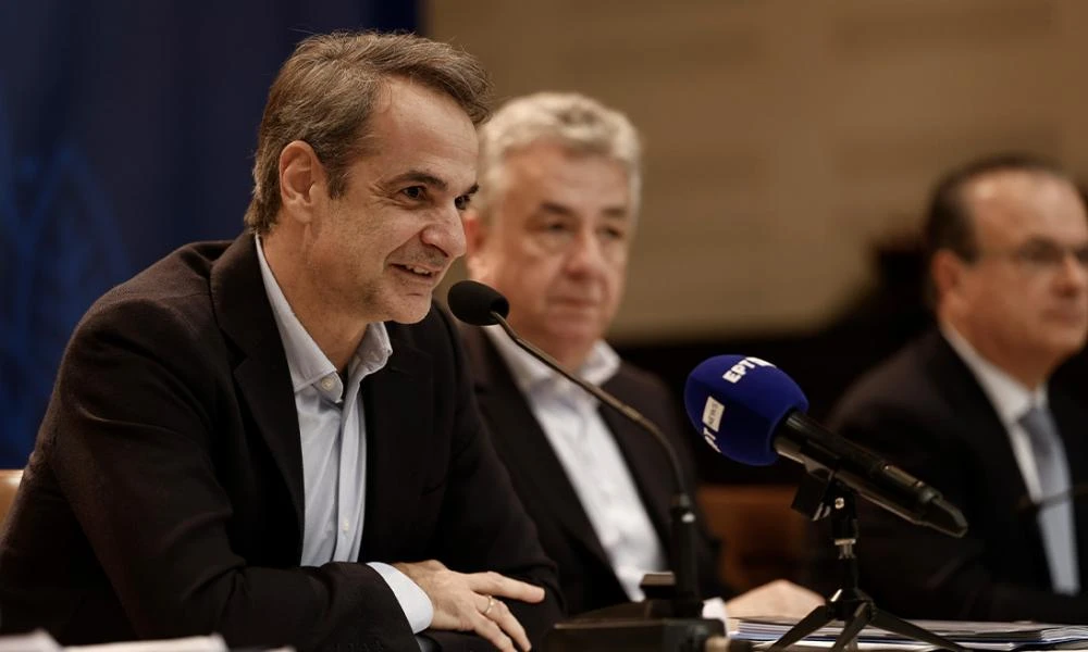 “Βάλτε πλάτη παρακαλώ, για τον Θεό”-Ο Μητσοτάκη παρακαλεί τους νέους να φορούν κράνος (βίντεο)